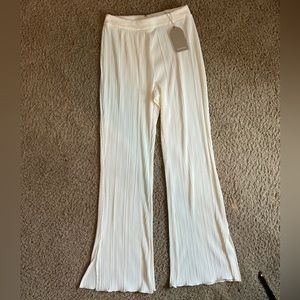 White pleated pants